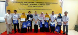 Read more about the article Penyerahan Sertifikat Akreditasi Perpustakaan Periode Triwulan IV Tahun 2023 Kota Balikpapan 3 April 2024
